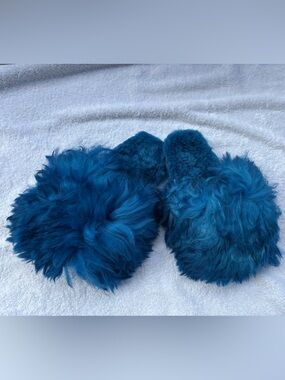 Plush Blue Alpaca Slide Slippers - Women's Cozy Slides